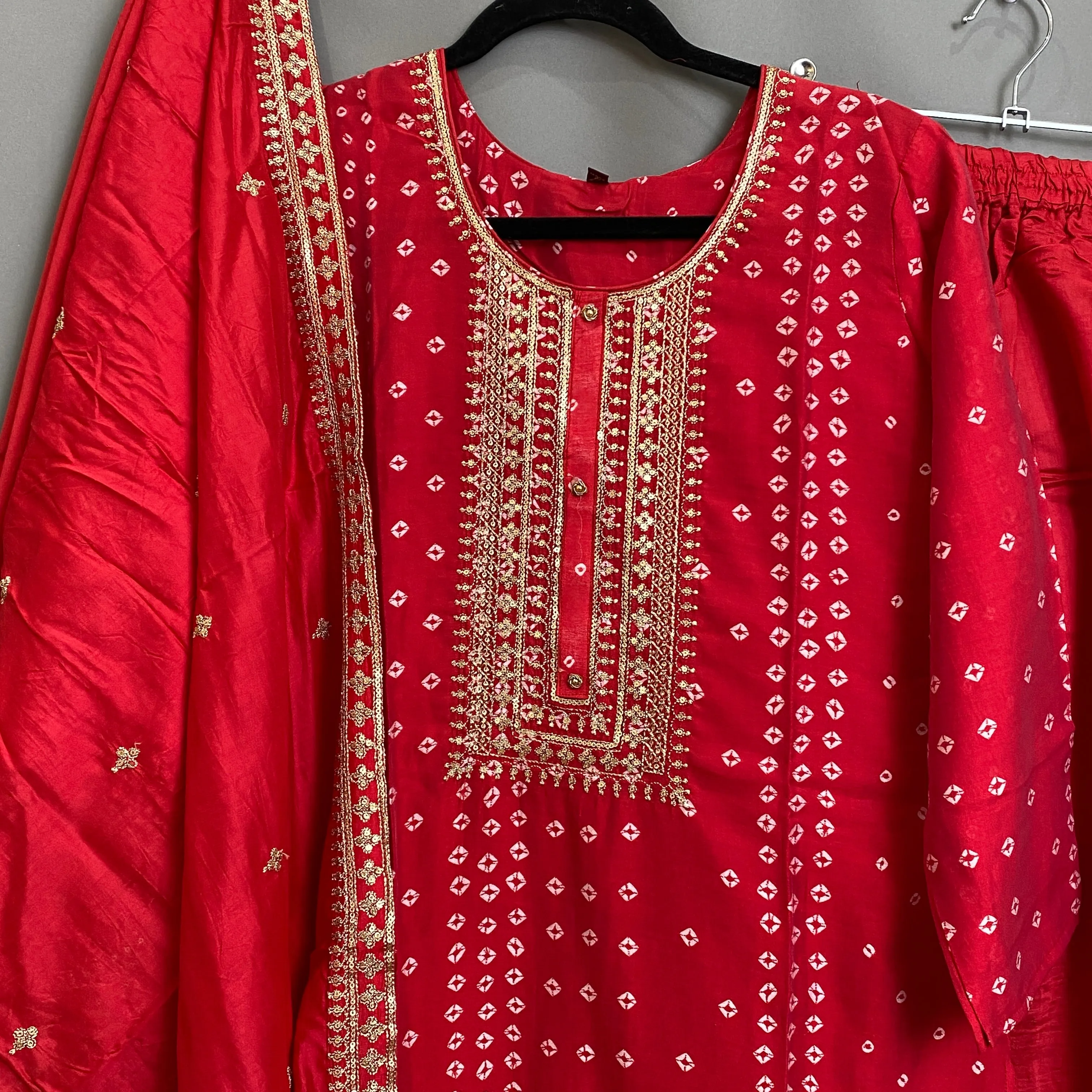 Red Bandhini Kutra, Pants & Dupatta set